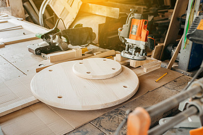 木制品经铣孔机加工为木制品